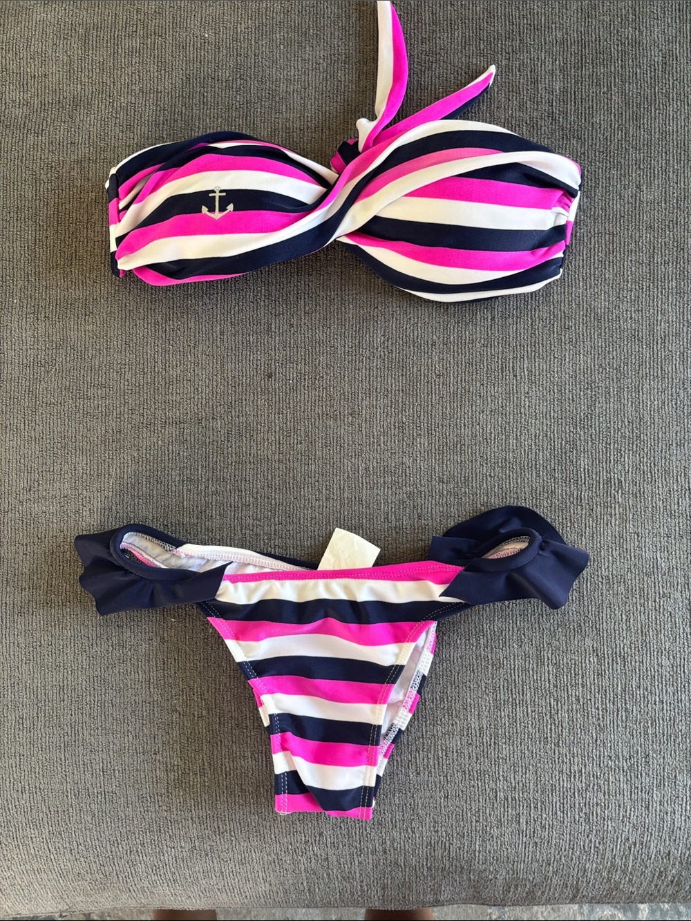 NWOT Roxy pink and black ruffle bottom set. Size small.